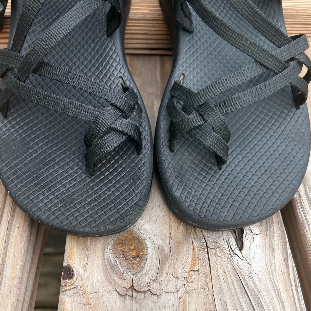 Chaco Cloud Black Strappy Toe Loop Athletic Sanda… - image 4